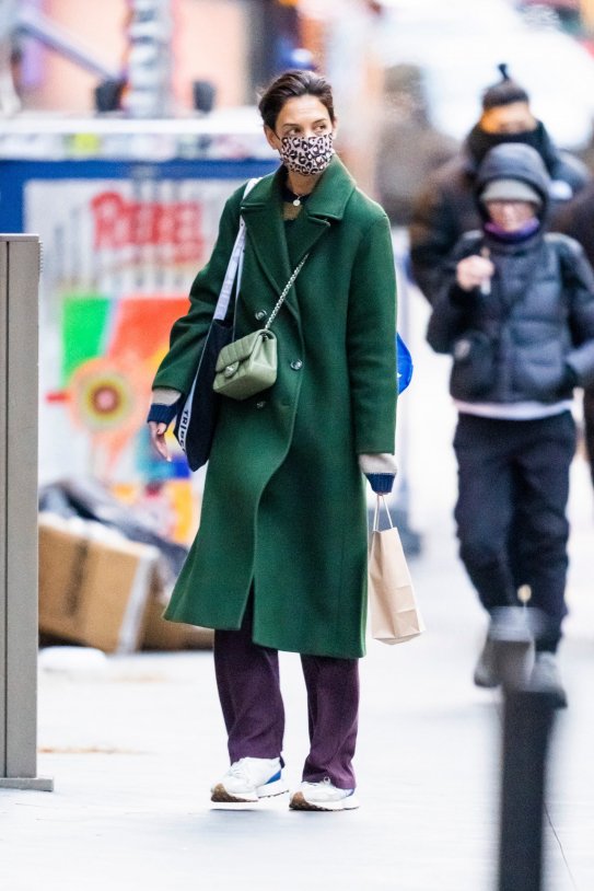 Abrigo de Mango y bolso de Chanel de Katie Holmes