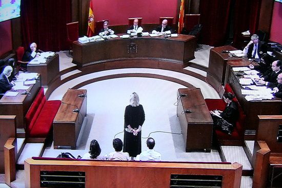 La acusació en el judici contra Assumpta Escarp pel parc de bombers provisional es desinfa