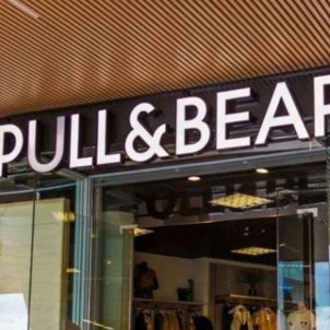 Directa a la cistella la jaqueta embuatada amb coll de pana de les dones amb més classe, està a Pull&Bear