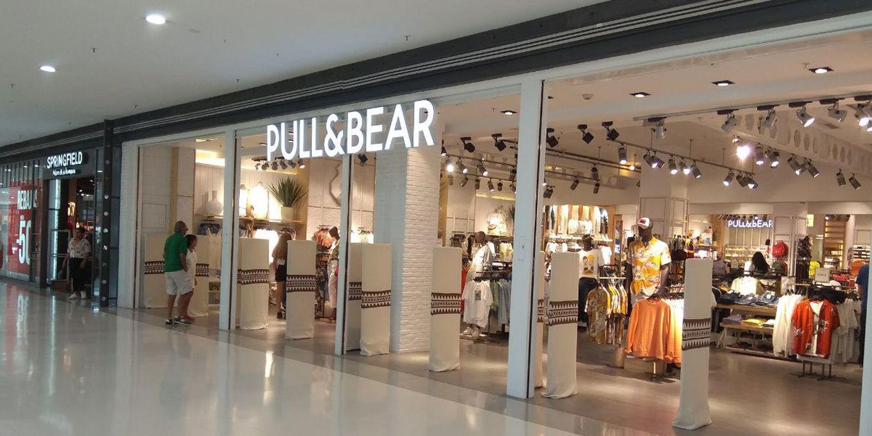 El pantalón de piel desgastada estrella en la Semana de la Moda de Nueva York cuesta 79,99 euros en Pull&Bear