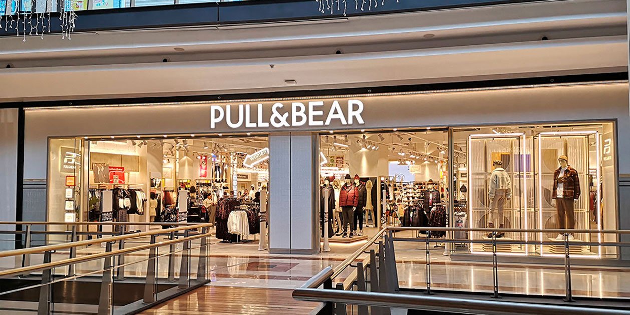 El vestit llarg halter estampat de Pull&Bear que les dones de més de 30 anys porten amb sandàlia plana