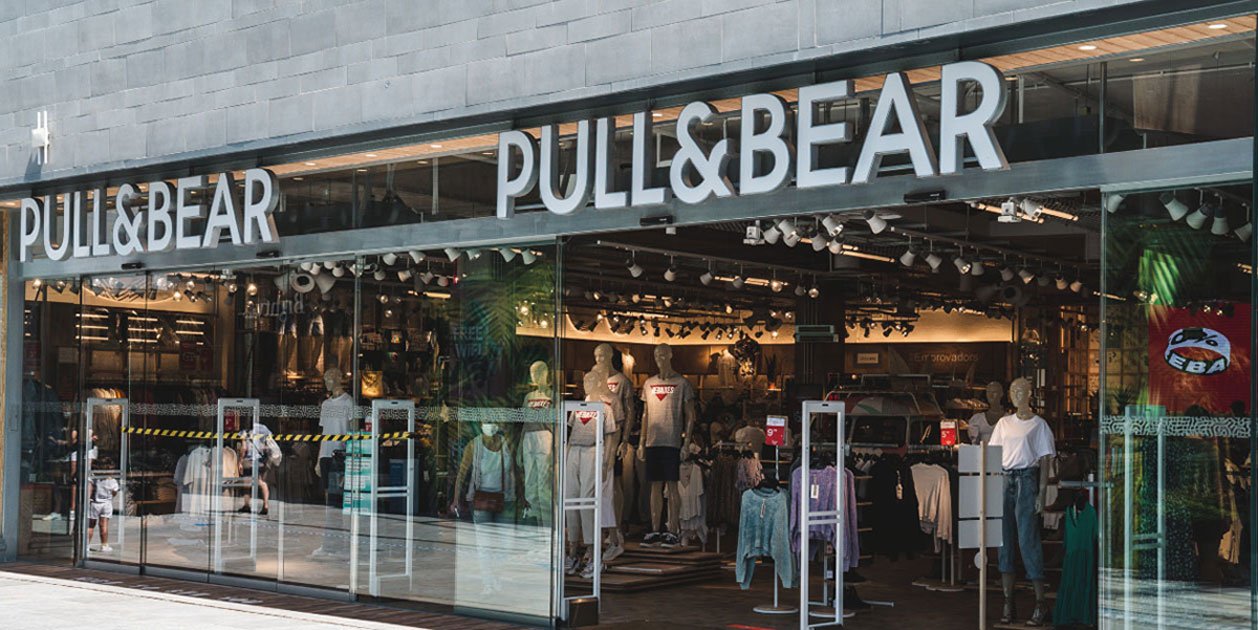 Aquest és el conjunt de 2 peces rústic, pantalons i brusa, de Pull&Bear que adoren les noves 'pijes'