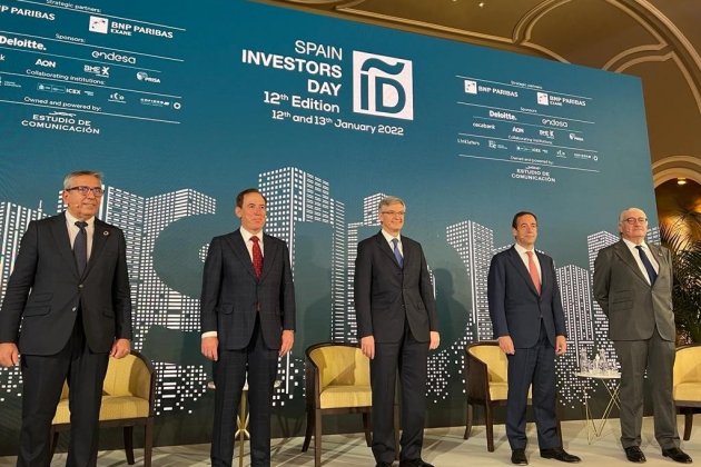 Gonzalo Gortázar, junto a otros participantes en el Spain Investors Day - CaixaBank