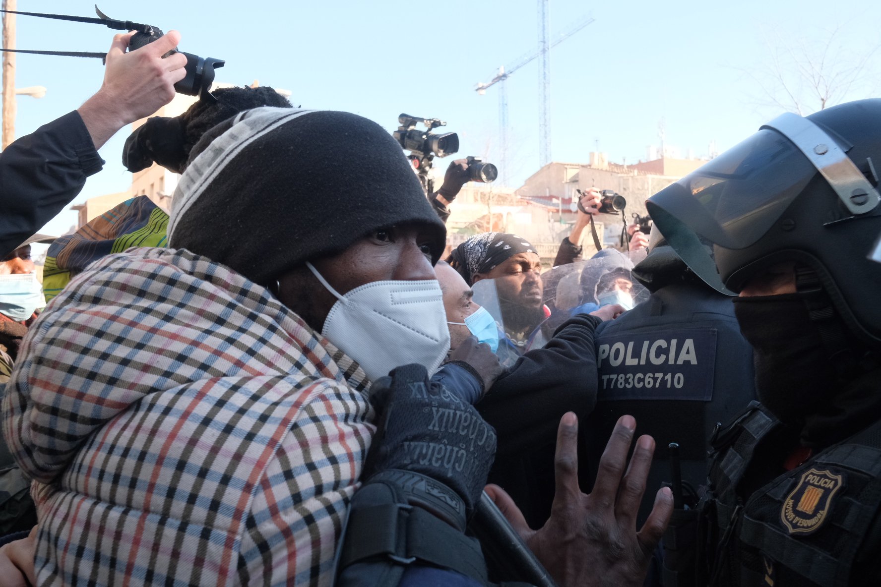 Els Mossos desallotgen amb càrregues la nau ocupada a Badalona