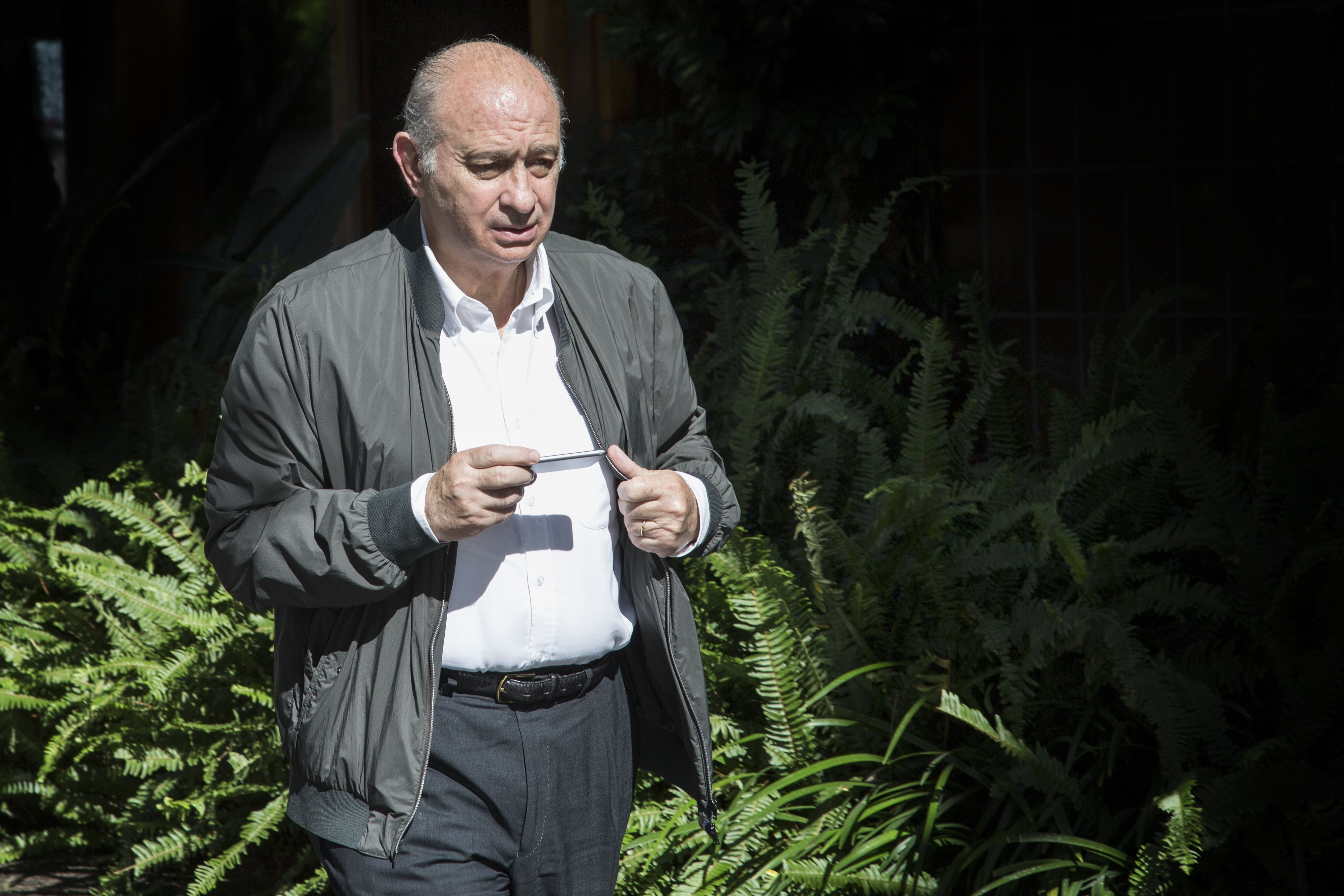 Comida entre el ministro y Camacho en el reservado de un restaurante en un clima tenso