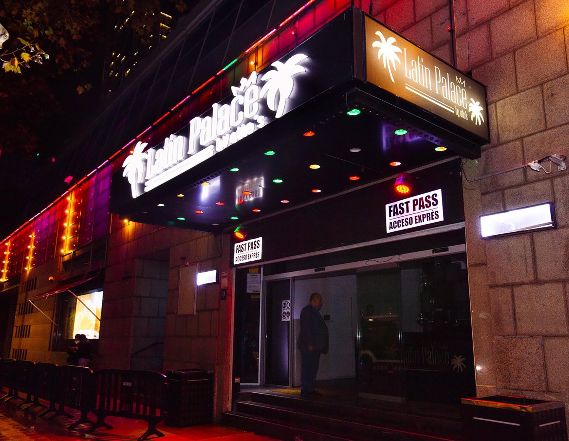 Festa il·legal en una discoteca "tancada" de Barcelona: 40 persones i droga per tot arreu