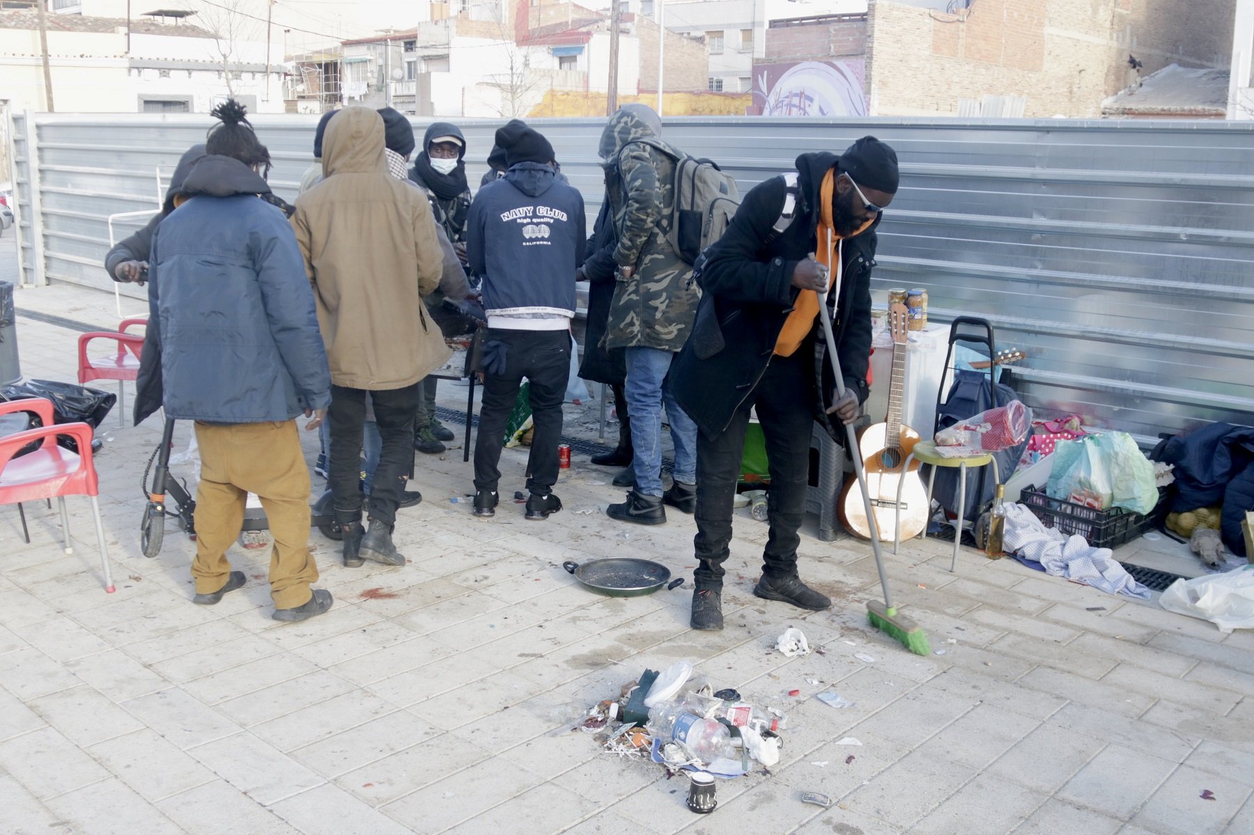 Els desallotjats de Badalona han passat la nit acampats davant la nau