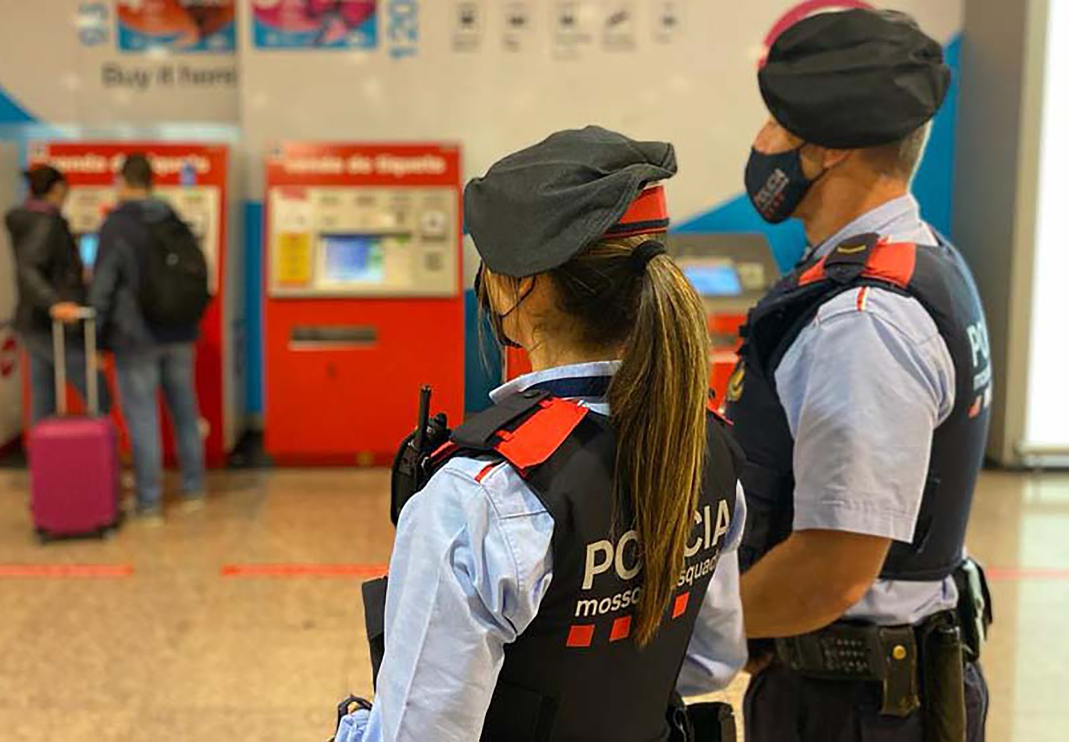 Bretxa salarial als Mossos: els homes policia cobren un 9,11% més que les dones