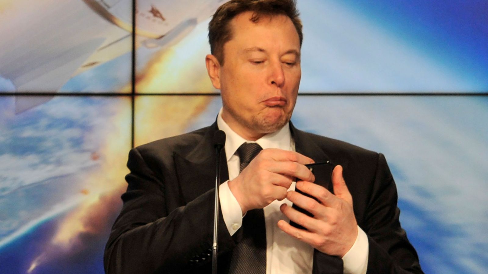 Fi a les naus reutilitzables de SpaceX d'Elon Musk, que intenta evitar la fallida
