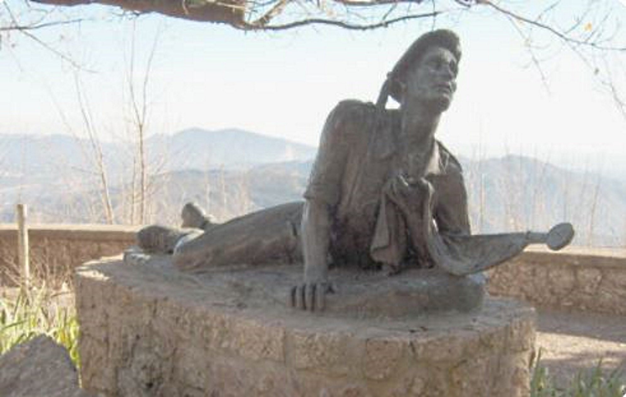 Montserrat retira el monumento franquista de los requetés