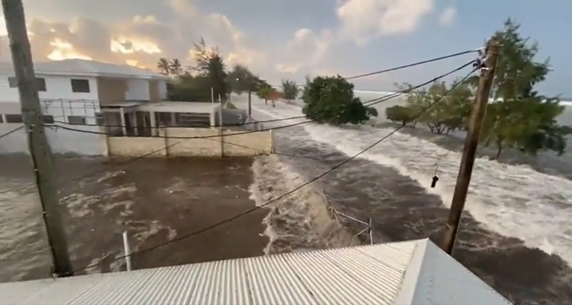 Una erupción volcánica causa un tsunami en la isla de Tonga, en el Pacífico