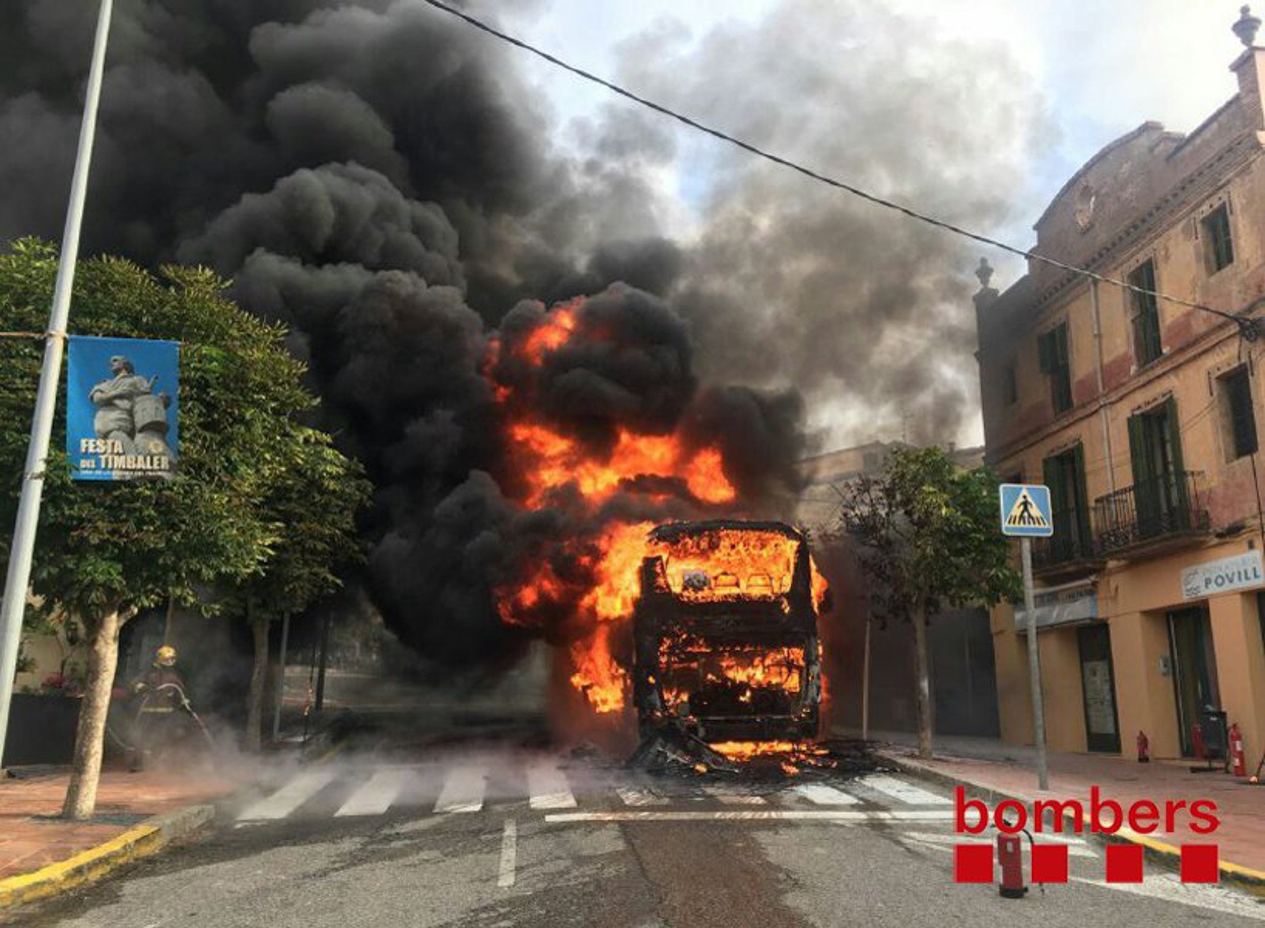 Un autocar de Mon Bus se incendia en el Bruc