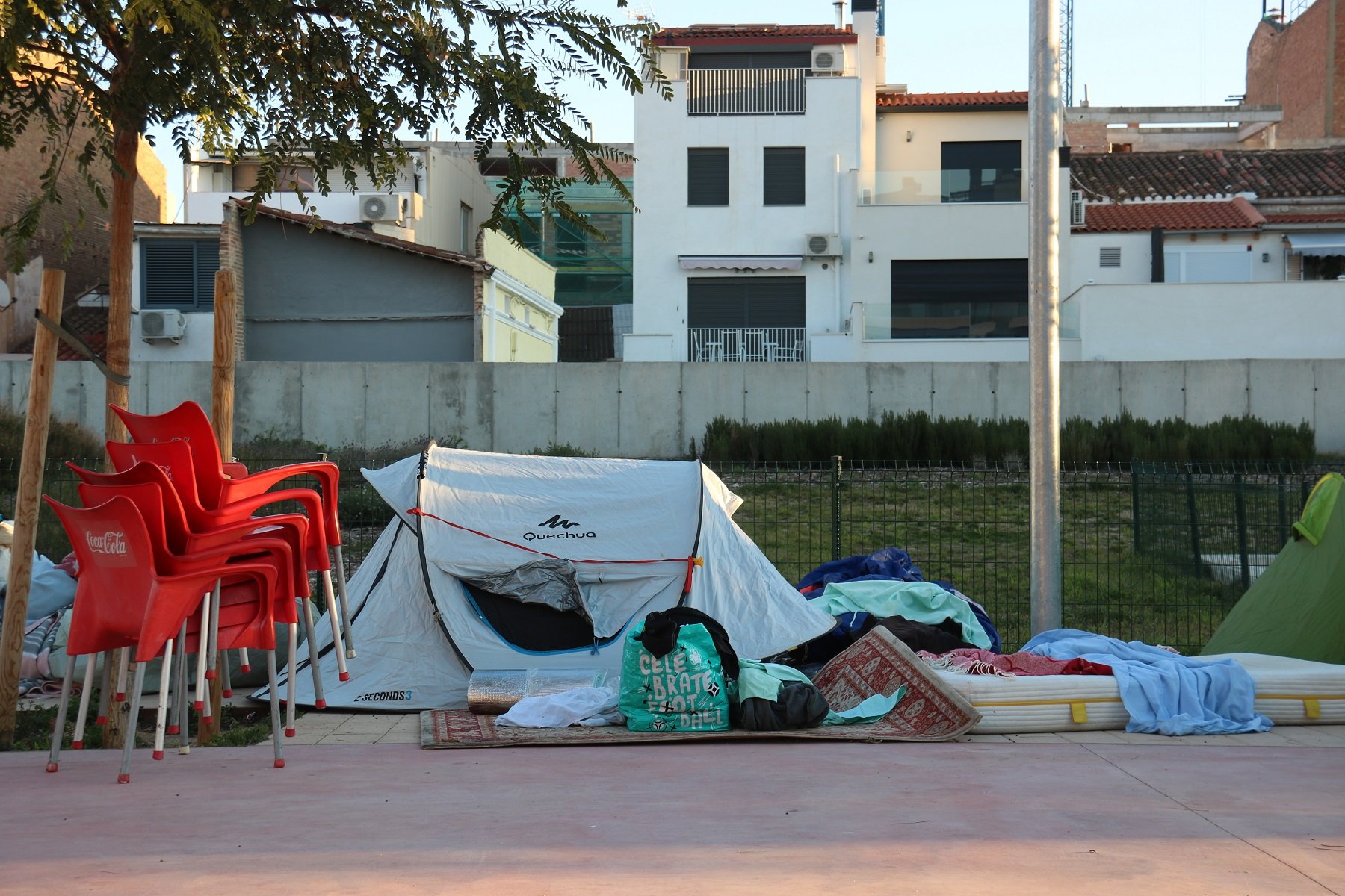 Realojadas en un albergue municipal 44 personas que vivían en la nave de Badalona