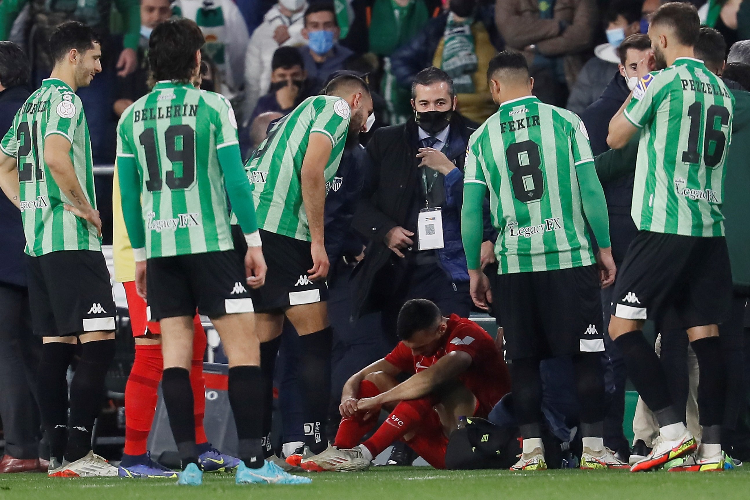 Suspendido el Betis-Sevilla de la Copa del Rey por el impacto de una barra en la cabeza del sevillista Jordán
