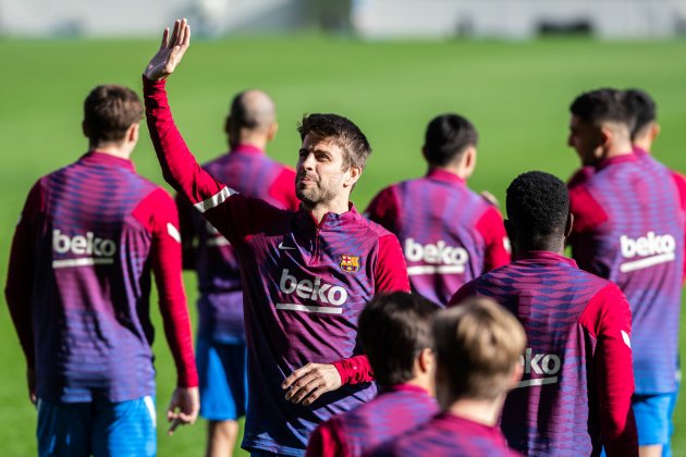 Pique saluda entrenamiento a Barca EuropaPress