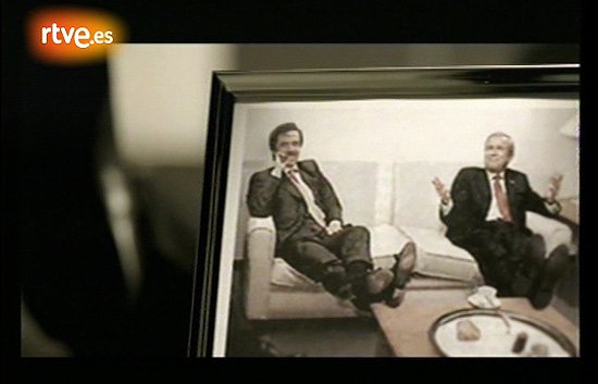 José María Aznar con los pies sobre la mesa y George Bush RTVE.es