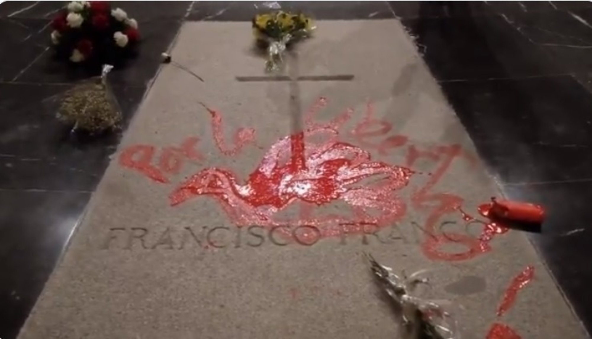 Absuelven al artista que pintó la lápida de Franco el Valle de los Caídos