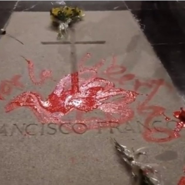 Absolen l'artista que va pintar la làpida de Franco al Valle de los Caídos