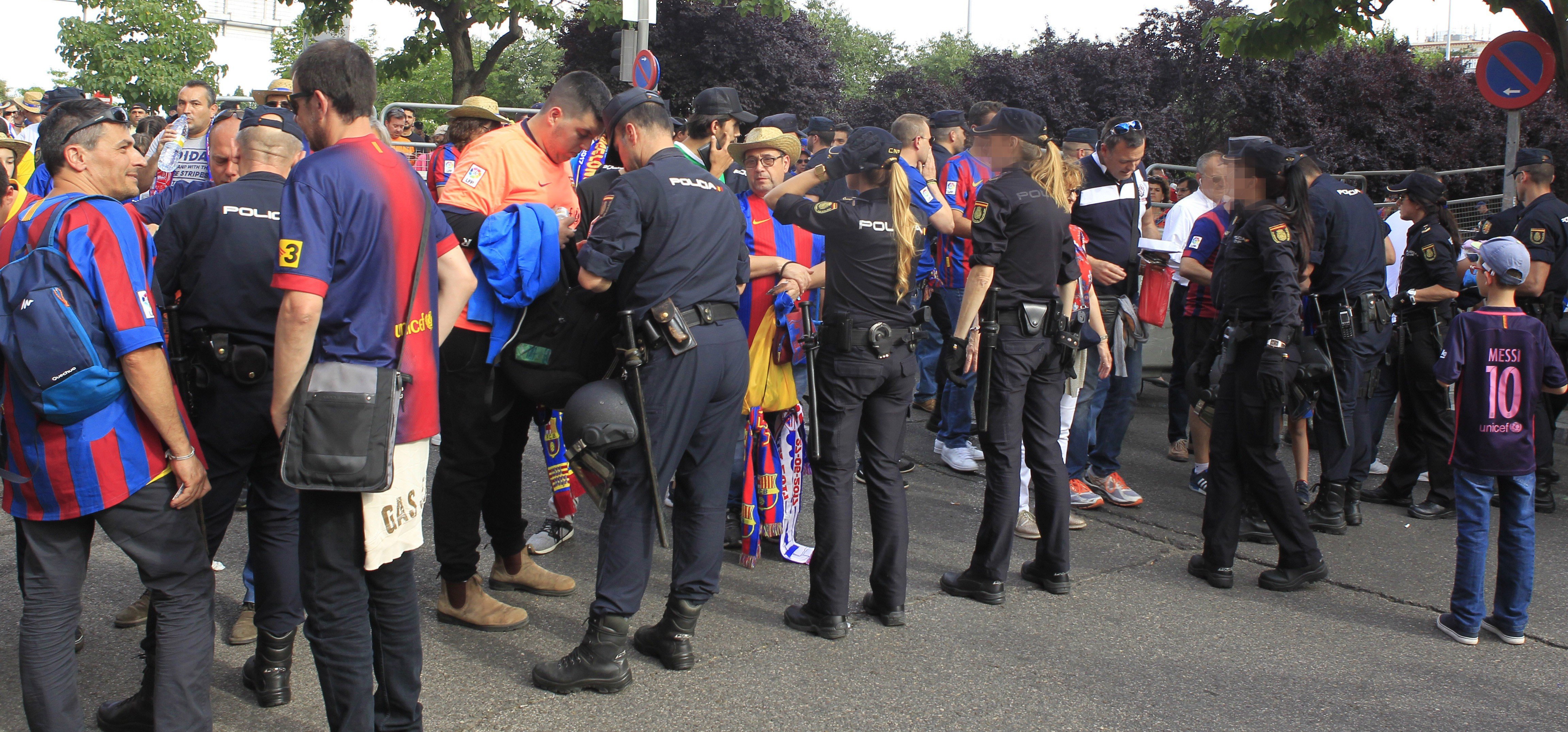 La Policia Nacional requisa estelades al Vicente Calderón
