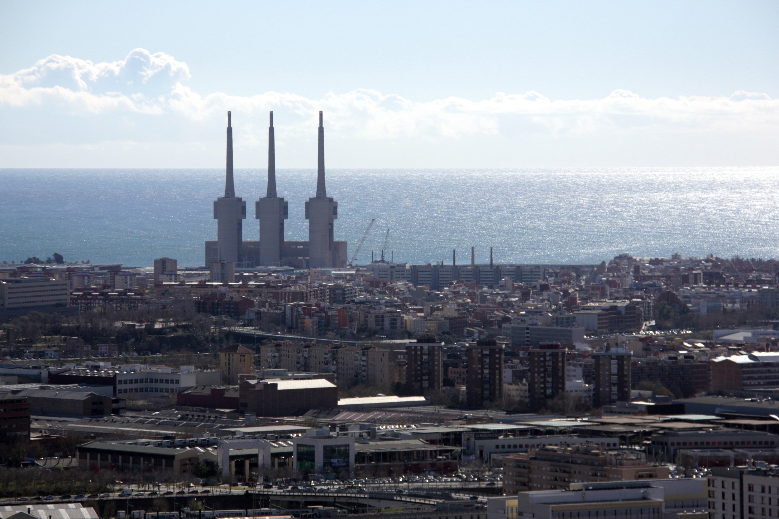 Acord entre Colau i Puigneró per impulsar l’àrea de les Tres Xemeneies del Besòs