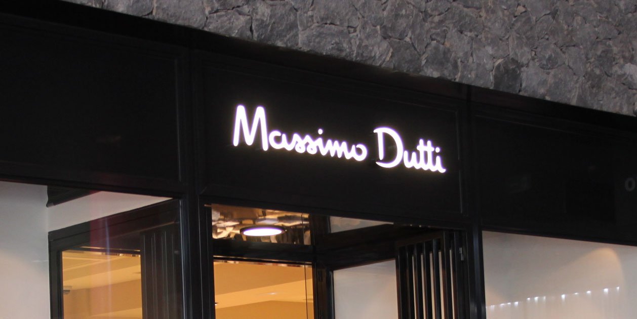 No hem vist una faldilla més única que aquesta edició especial de Massimo Dutti amb obertures laterals: art