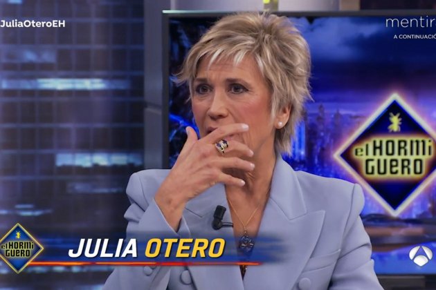 Julia Otero mano en la cara Antena 3
