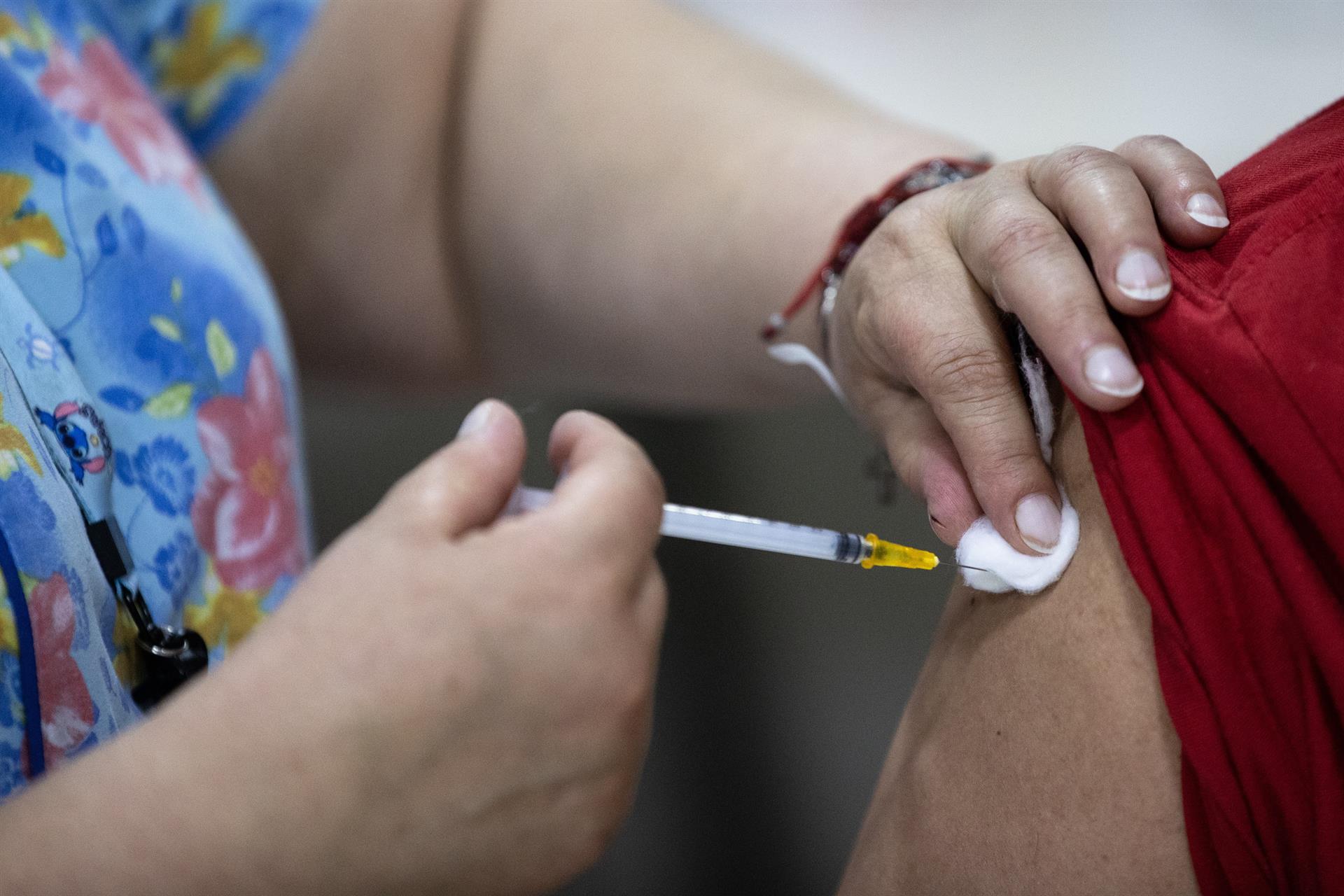 Un estudi revela que, sense vacunes, haurien mort 10.000 catalans més per covid