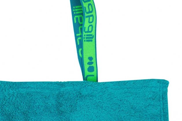 Toalla azul de microfibra a la venta en Decathlon1