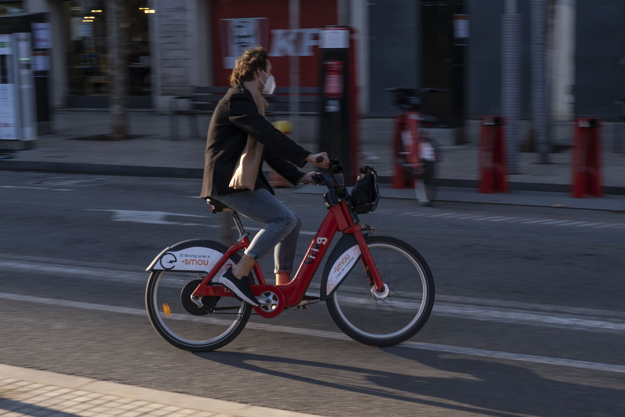 Barcelona prohibirá la circulación de bicicletas y patinetes en todas las aceras