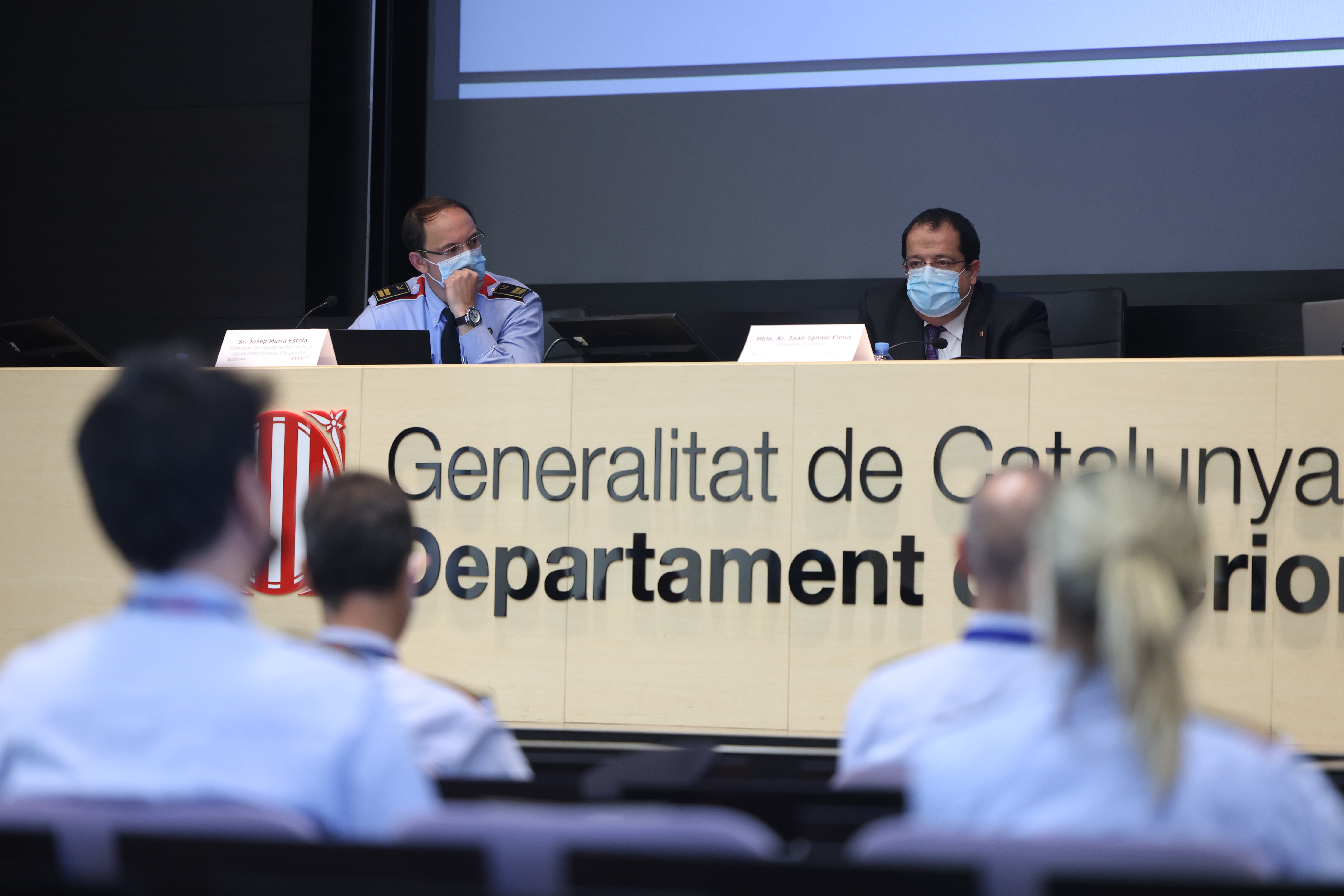 Bona Cap dels mossos d'esquadra, Estela i el conseller d'interior Joan Ignasi Elena, acte pla igualtat - Sergi Alcàzar Bona Cap dels mossos d'esquadra, Estela i el conseller d'interior Joan Ignasi Elena, acte pla igualtat - Sergi Alcàzar