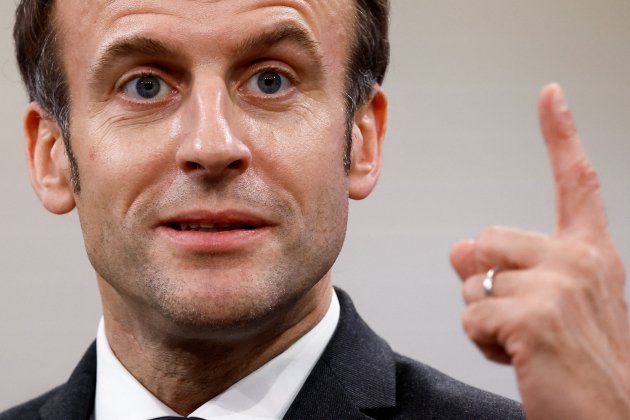 Emmanuel Macron dedo EFE