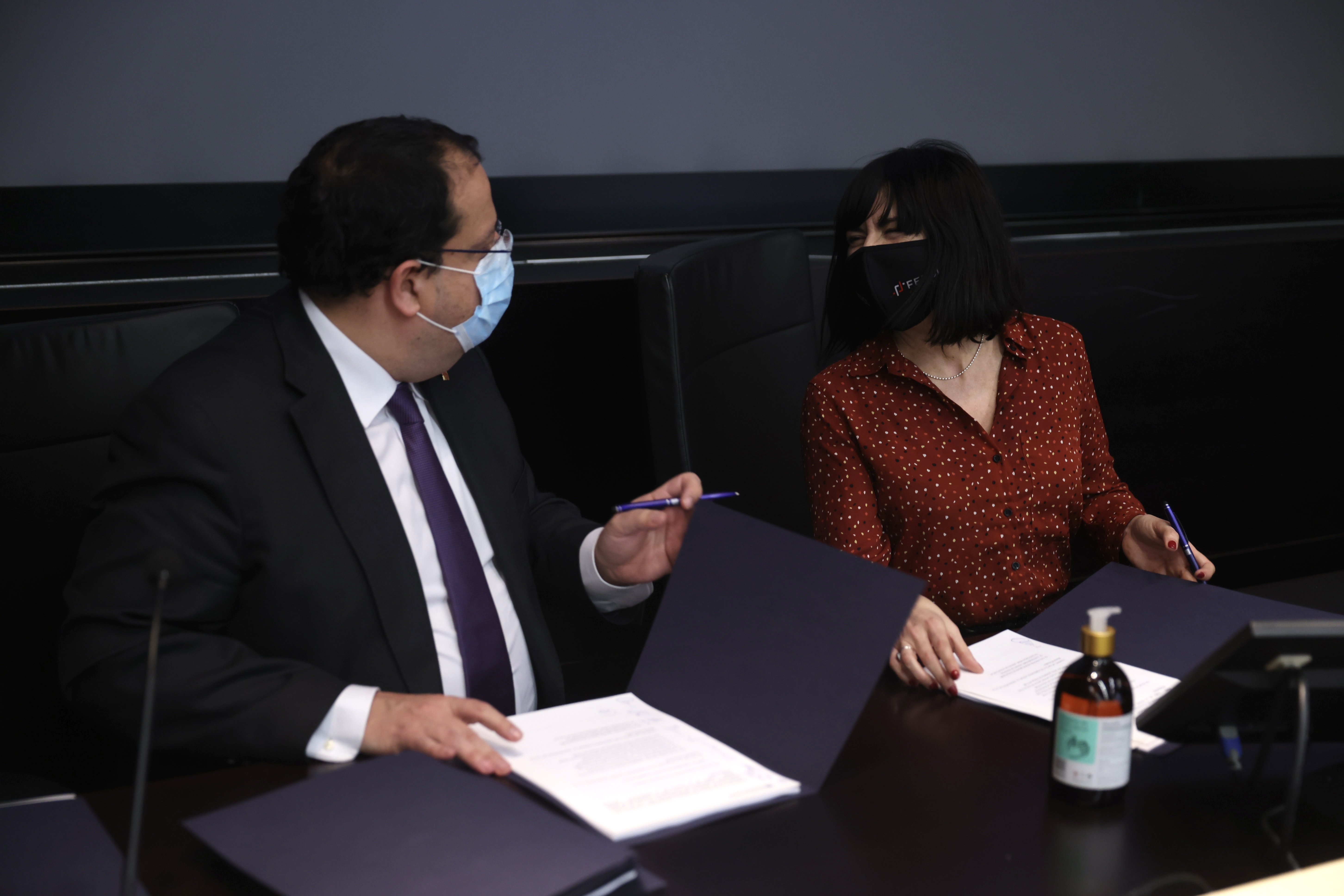 Imma Viudes, mossa i portaveu del sindicat SAP-FEPOL con Joan Ignasi Elena, conseller d'interior acte pla igualtat mossos d'esquadra - Sergi Alcàzar