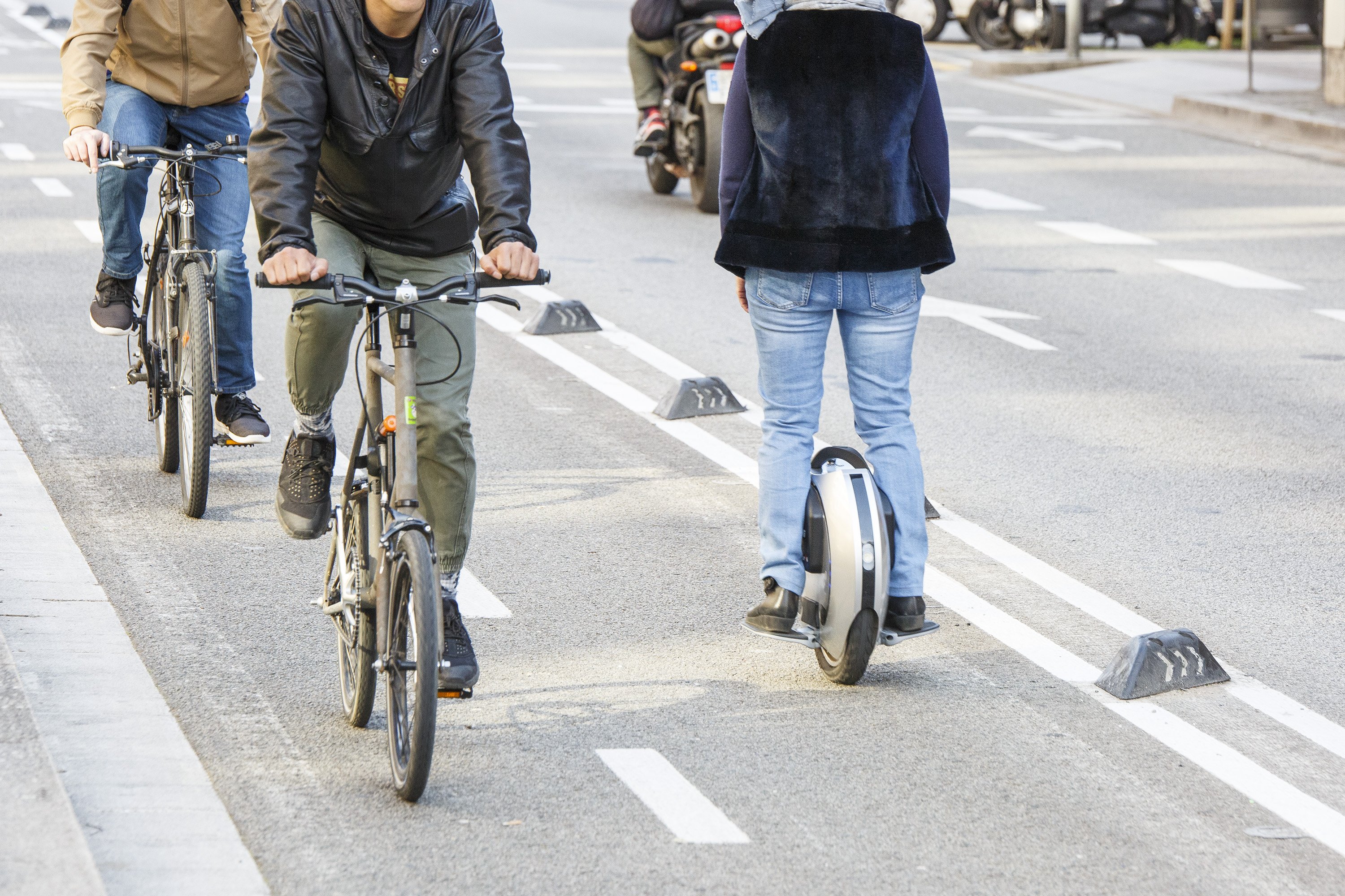 Malestar entre los ciclistas por la renuncia de Collboni al carril bici de la plaza Catalunya