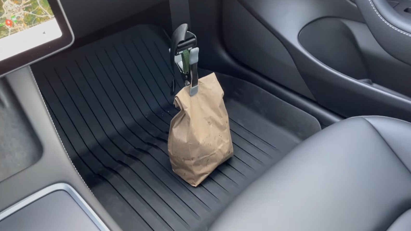 Inventan un cinturón de seguridad para que las bolsas de la compra no se vuelquen en el coche