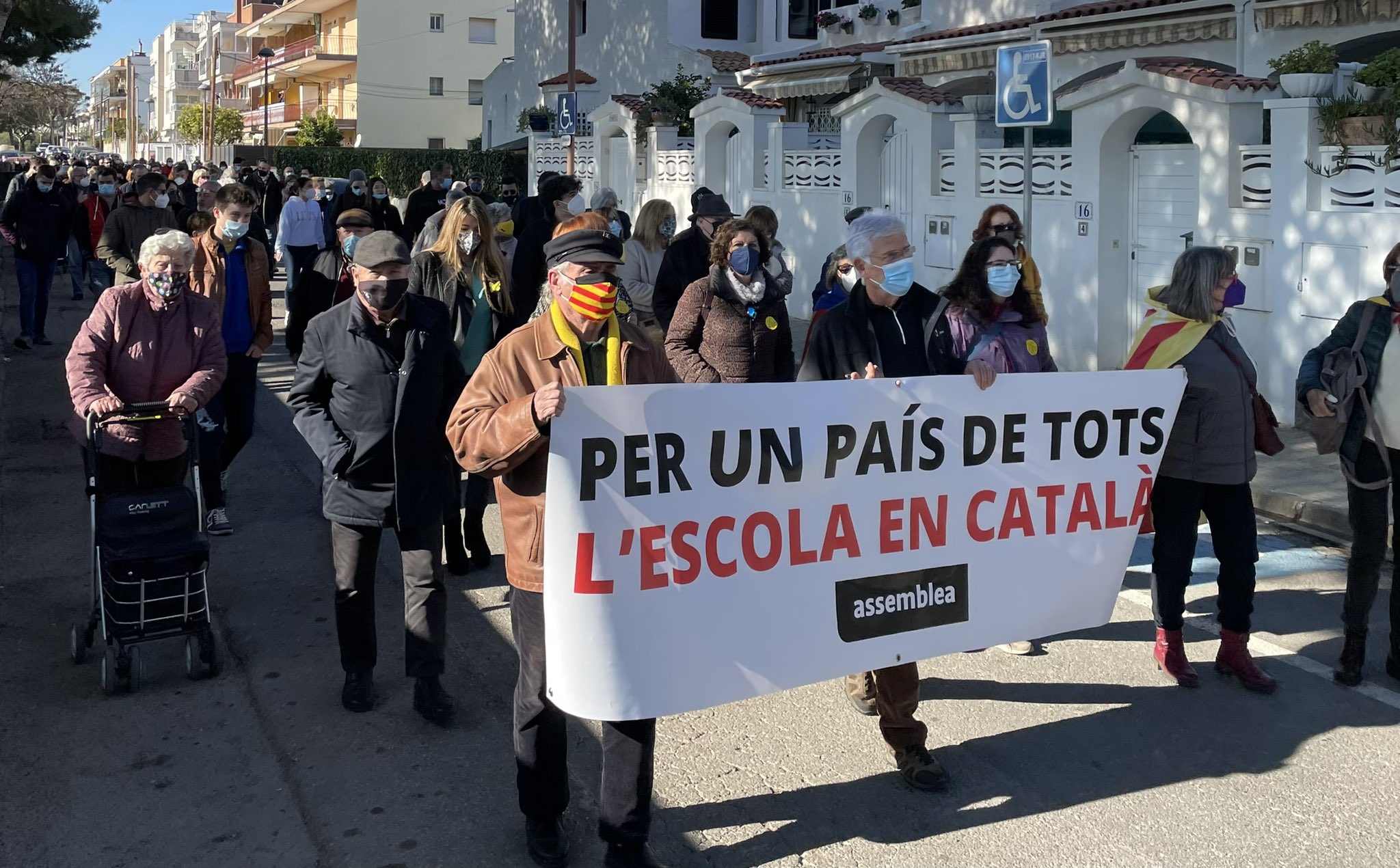 Manifestación en Cubelles en defensa de una escuela donde se impone el castellano