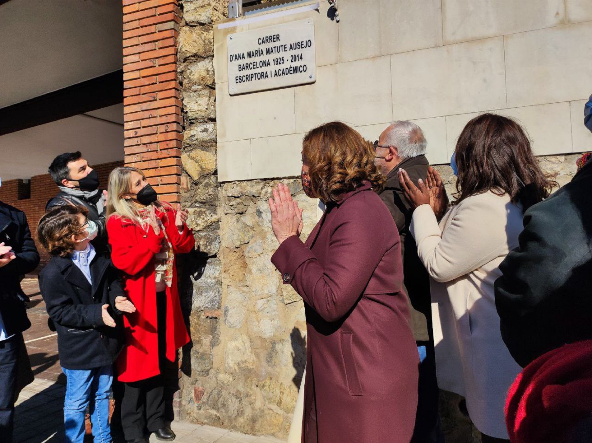 Pífia: Colau inaugura la calle de Ana María Matute con una falta de ortografía