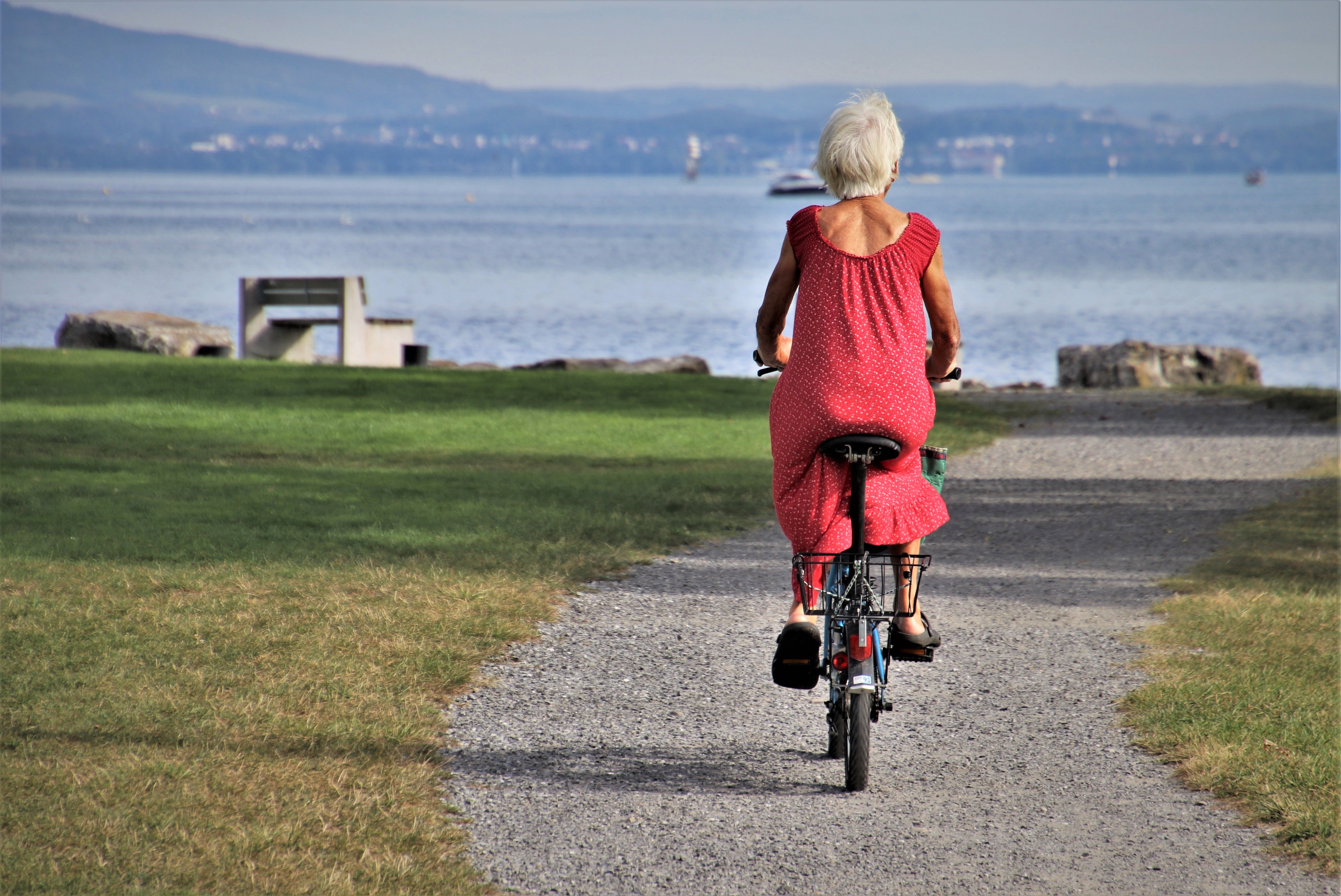 Anciana amb bicicleta