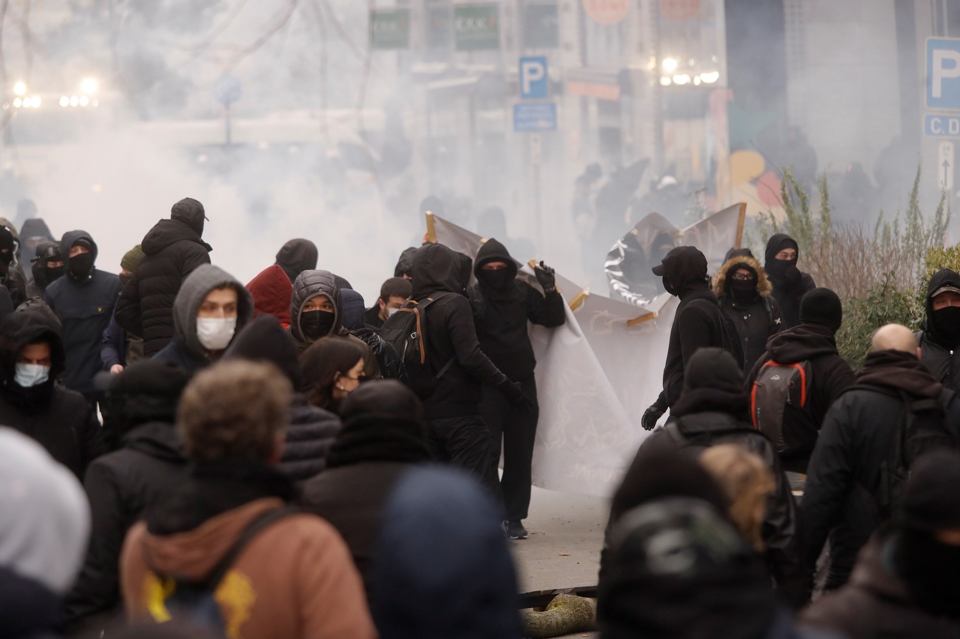 Batalla campal a Brusel·les per les restriccions de la covid