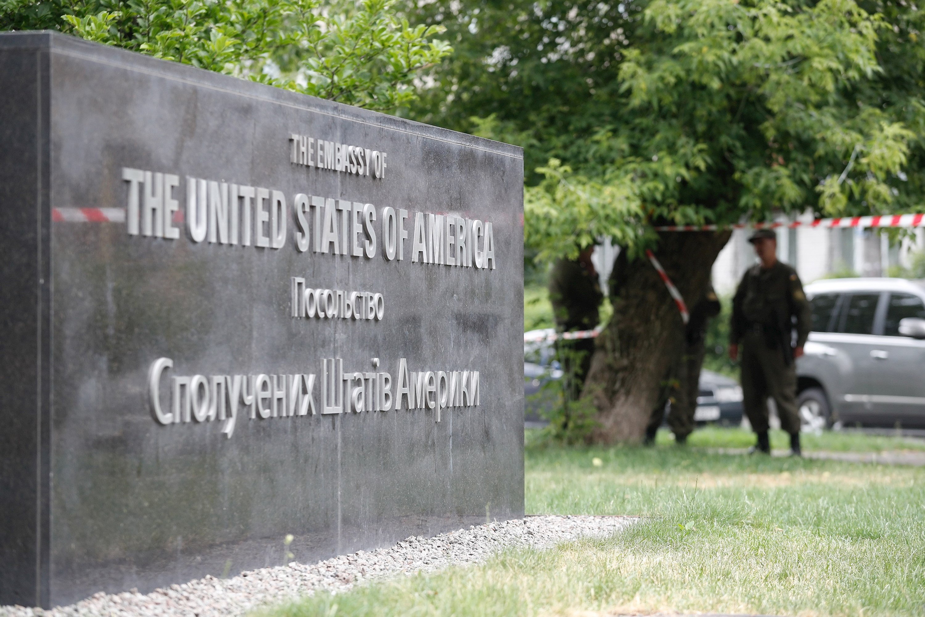 EE.UU. evacúa al personal no esencial de su embajada en Ucrania