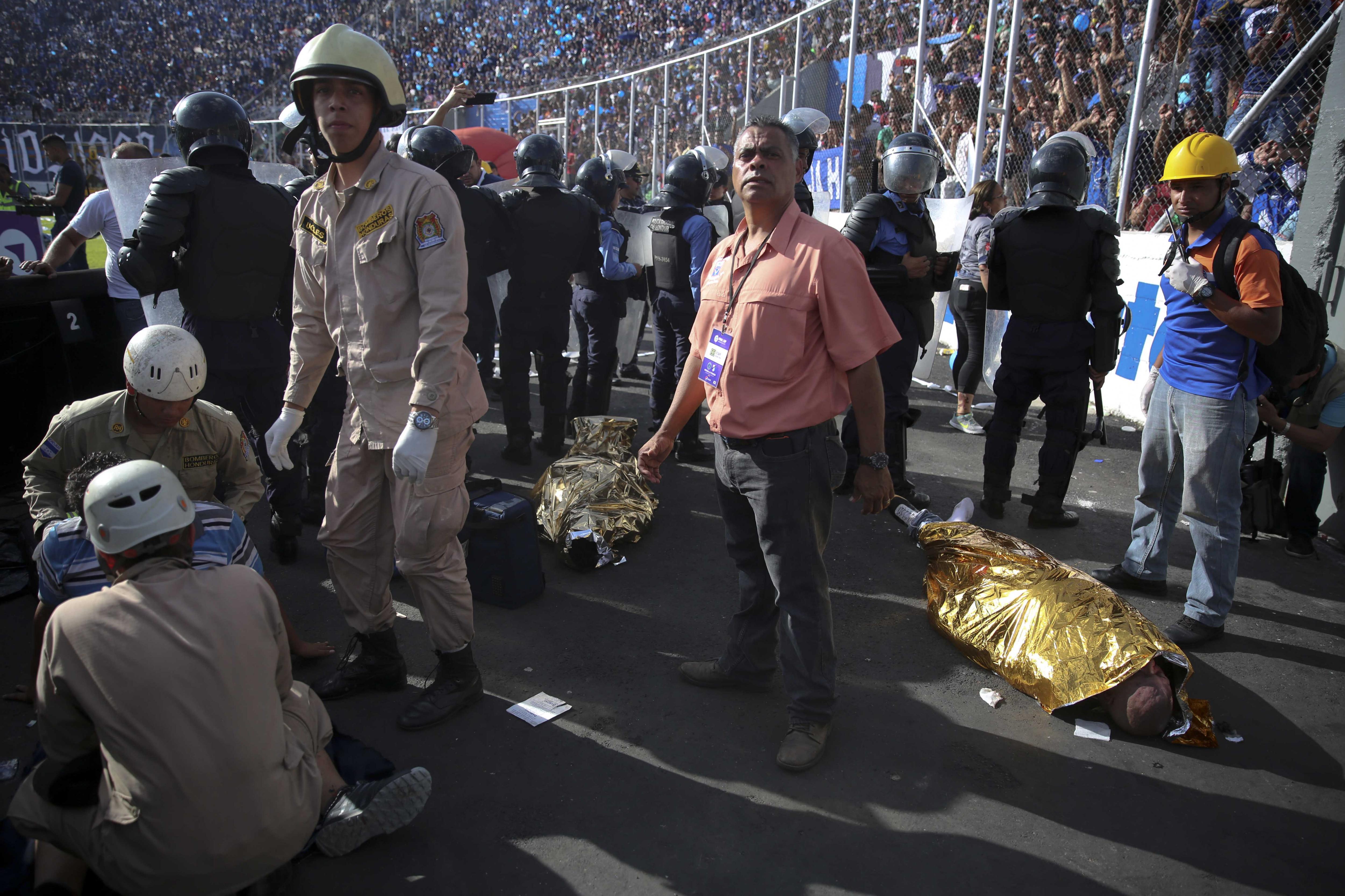 Cuatro muertos en una avalancha de aficionados en un estadio de Honduras