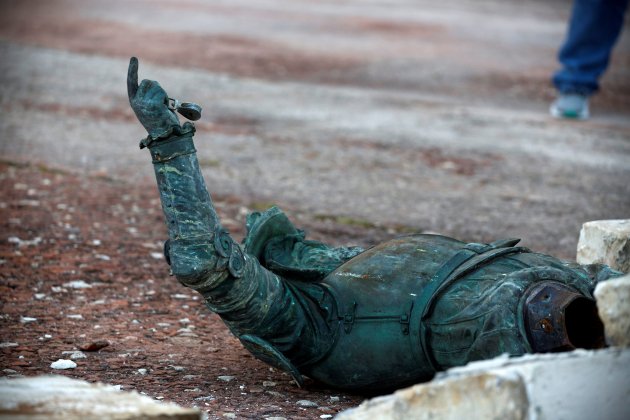 Estatua de Ponce de León derribada en Puerto Rico dedo EFE