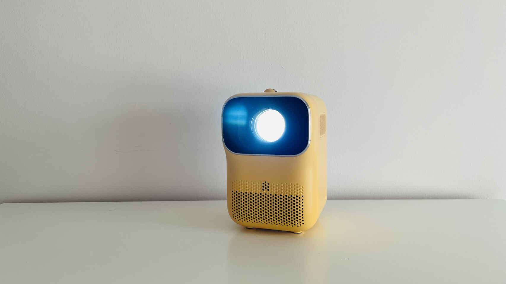 Un nuevo mini proyector portátil chino al que conectas el smartphone y crea una pantalla de 120 pulgadas