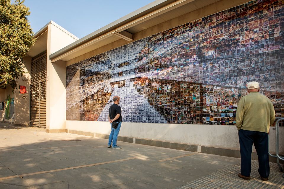 Un mural fotogràfic recull la història dels veïns de la Via Trajana