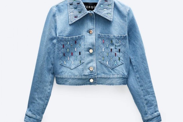 Caçadora denim amb aplics d'Uterqüe