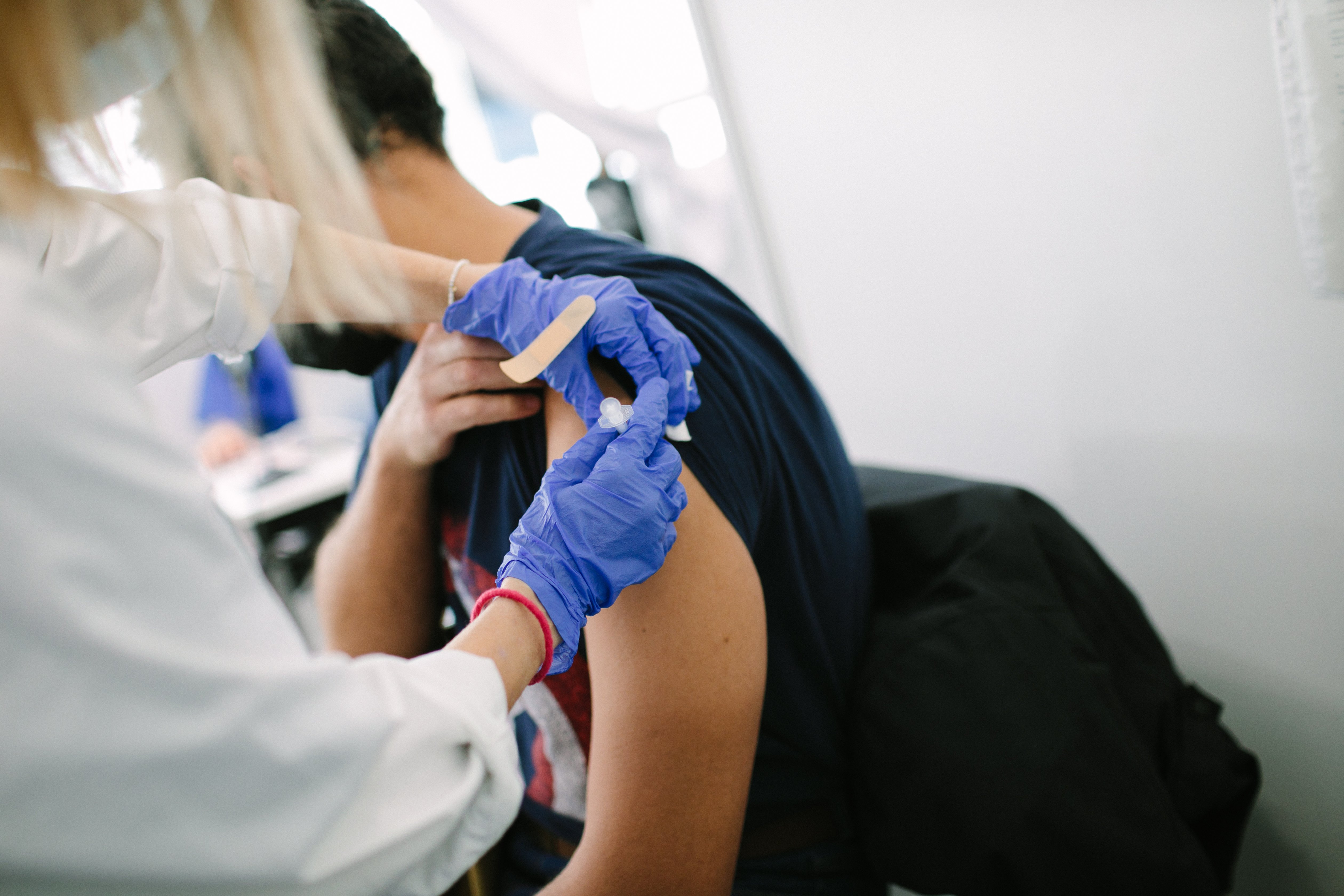 La población mayor de edad ya puede recibir la dosis de recuerdo de la covid-19