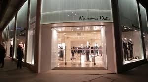 És a la llista dels vestits més buscats, el firma Massimo Dutti i ho voldràs al teu armari en veure-ho