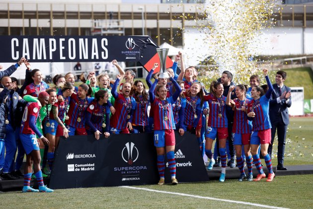 5 Supercopa España femenino, Barça campeón, alexia levanta trofeo Efe