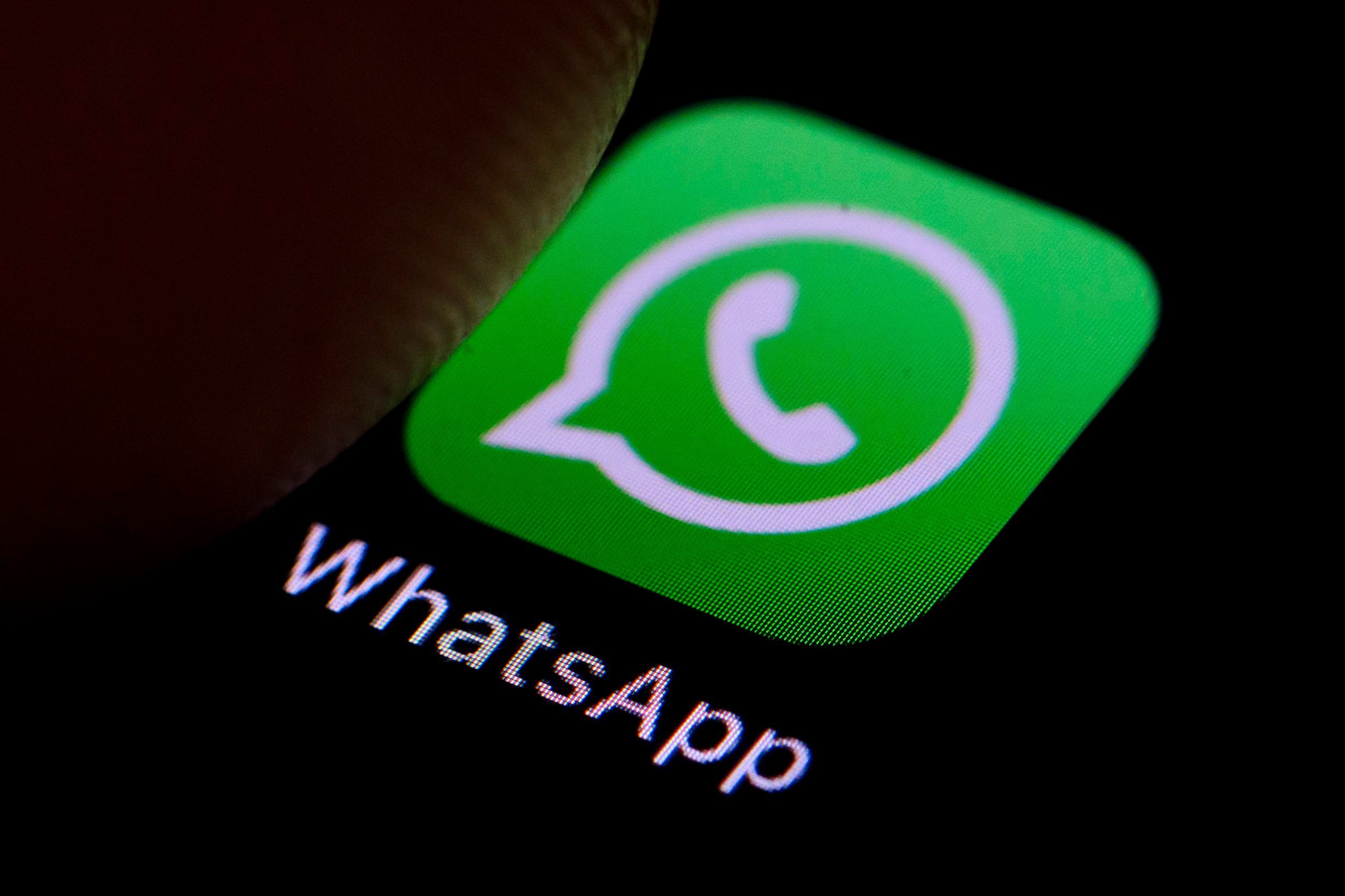Hi ha un truc per programar respostes automàtiques a missatges de WhatsApp