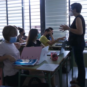maestra da calse en una aula en catalunya / acn