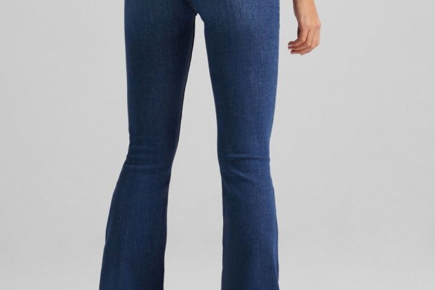 Jeans acampanados de Bershka2